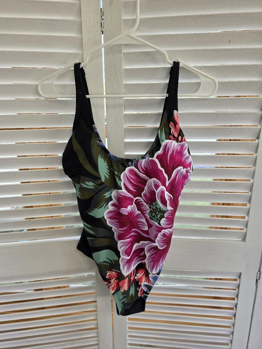 Kona Sol Women's Floral Print One-piece Swimsuit Size M